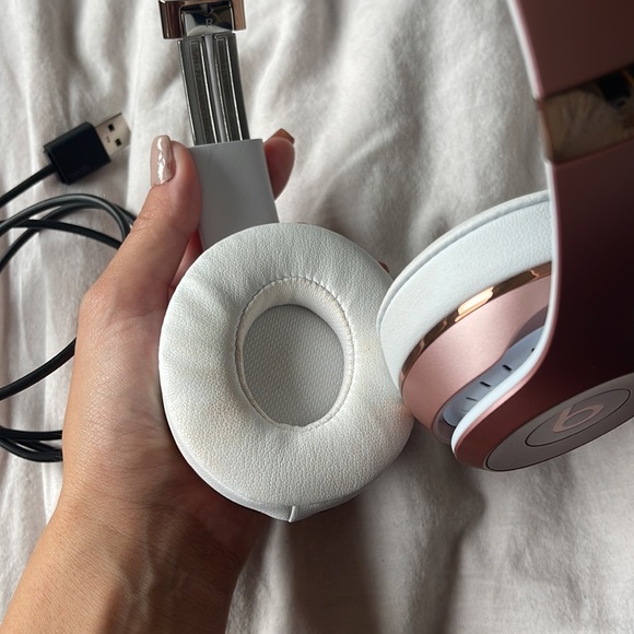 I am selling my beats solo 3. They were worn for a solid 2 months after purchase - Picture 6 of 13